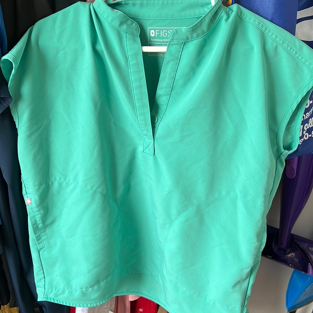 Figs Women’s surgical green Rafaela oversized scrub top-size small